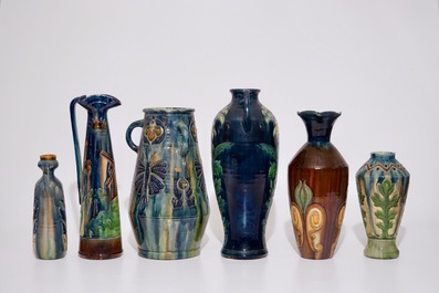 Une grande collection de poterie flamande, influence Art Nouveau, 20&egrave;me