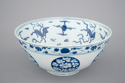 Een blauw-witte Chinees porseleinen kom met paarden, Ming, Jiajing/Wanli