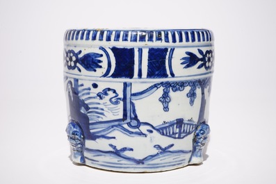 Un br&ucirc;le-parfum cylindrique en porcelaine de Chine bleu et blanc, Ming, Wanli