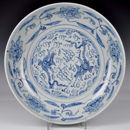 Een Chinese blauw-witte schotel met draken, Ming