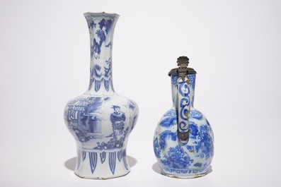 Un plat, un vase et une aigui&egrave;re en fa&iuml;ence de Delft bleu et blanc &agrave; d&eacute;cor chinoiserie, 17/18&egrave;me