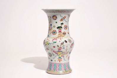 Een Chinese famille rose kom, een schotel en drie vazen, 18/20e eeuw