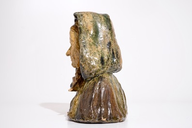 Een grote buste van een Brugs vrouwtje in Vlaams aardewerk, wellicht Vandevoorde, 20e eeuw