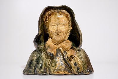 Une grande buste d'une brugeoise en poterie flamande, prob. ateliers de Vandevoorde, 20&egrave;me