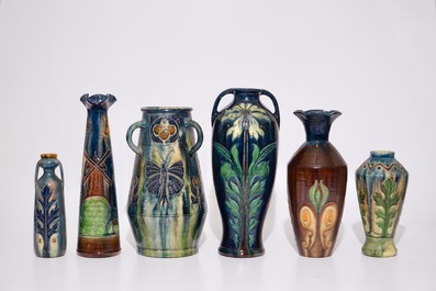 Une grande collection de poterie flamande, influence Art Nouveau, 20&egrave;me
