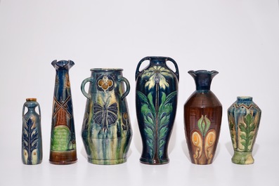 Een grote collectie Vlaams aardewerk, w.o. met Art Nouveau invloed, 20e eeuw