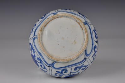 Een Chinese blauw-witte kraak porseleinen Kendi, Ming, Wanli