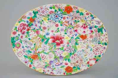 Un bol, un plat ovale et trois vases en porcelaine de Chine famille rose, 18/20&egrave;me