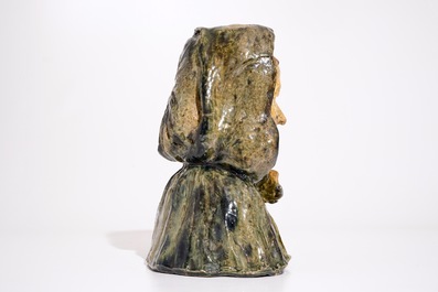 Une grande buste d'une brugeoise en poterie flamande, prob. ateliers de Vandevoorde, 20&egrave;me