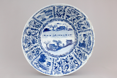 Een Chinese blauw-witte kraak porseleinen kom met vakverdeling van landschappen, Ming, Wanli