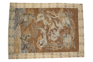 Een Japans geborduurd zijden paneel met tijgers, draken en phoenixen, Edo/Meiji, 19e eeuw