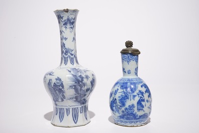 Een blauw-witte Delftse chinoiserie schotel, een vaas en een kan met tinnen deksel, 17/18e eeuw