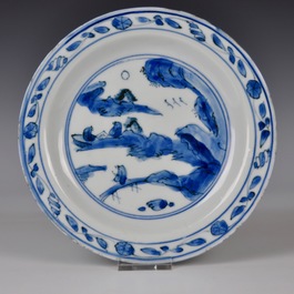 Een paar blauw-witte Chinese borden met landschapsdecor, Ming, Jiajing/Wanli