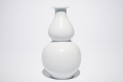 Un vase de forme double gourde en porcelaine de Chine famille rose, marque de Hongxian, 20&egrave;me