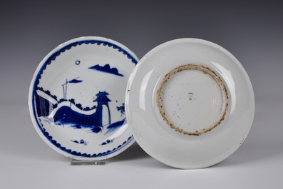 Une paire de coupes ko-sometsuke en porcelaine de Chine bleu et blanc, Ming, Wanli/Tianqi
