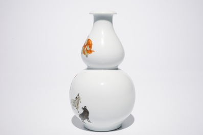 A Chinese famille rose double gourd vase, Hongxian mark, 20th C.