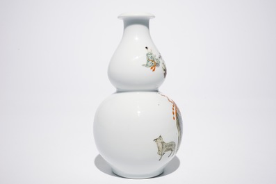 Un vase de forme double gourde en porcelaine de Chine famille rose, marque de Hongxian, 20&egrave;me