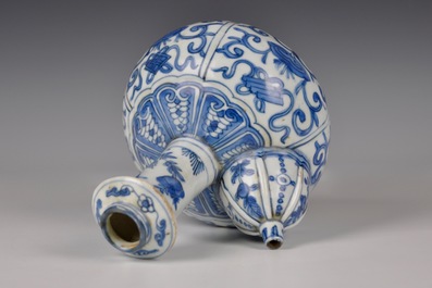 Un kendi en porcelaine de Chine bleu et blanc de type Kraak, Ming, Wanli