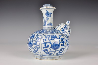 Un kendi en porcelaine de Chine bleu et blanc de type Kraak, Ming, Wanli