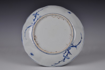 Een Chinees blauw-wit kraak porseleinen bord met een landschap, Ming, Wanli