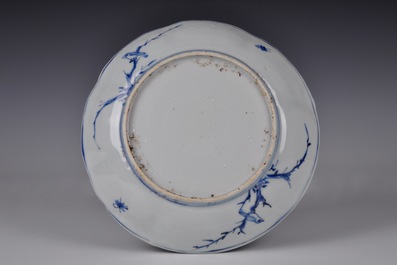 Une assiette au paysage en porcelaine de Chine bleu et blanc de type Kraak, Ming, Wanli