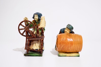 Deux figures en poterie flamande d'une dentelli&egrave;re et d'un tonnelier, prob. ateliers de Laigneil, 20&egrave;me