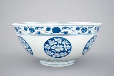 Un bol en porcelaine de Chine bleu et blanc aux chevaux, Ming, Jiajing/Wanli