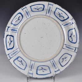 Un plat aux grues en porcelaine de Chine bleu et blanc de type Kraak, Ming, Wanli