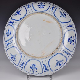 Un plat aux oiseaux en porcelaine de Chine bleu et blanc de type Kraak, Ming, Wanli