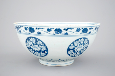 Un bol en porcelaine de Chine bleu et blanc aux chevaux, Ming, Jiajing/Wanli