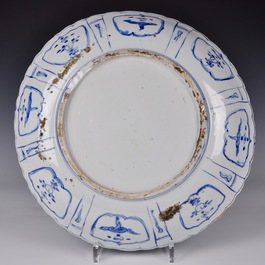 Een Chinese blauw-witte kraak porseleinen schotel met vogels, Ming, Wanli