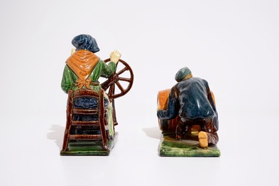 Twee figuren in Vlaams aardewerk, een tonnendrager en een spinster, wellicht Laigneil, 20e eeuw