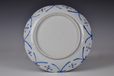 Een Chinees blauw-wit kraak porseleinen bord met paarden, Ming, Wanli