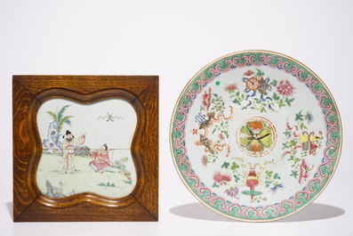 Une plaque, un plat et une th&eacute;i&egrave;re en porcelaine de Chine famille rose, 19&egrave;me
