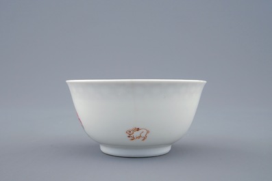 Une tasse en porcelaine de Chine coquilles d'oeuf famille rose, Yongzheng et une chope &agrave; biere en bleu et blanc, Qianlong