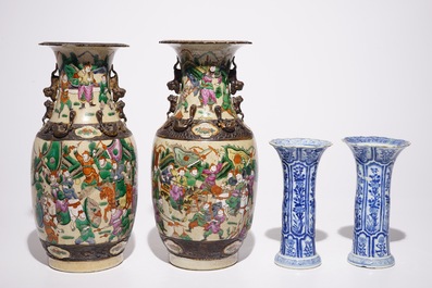 Une paire de vases en porcelaine de Chine bleu et blanc et une paire famille rose dit &quot;de Nankin&quot;, 19&egrave;me