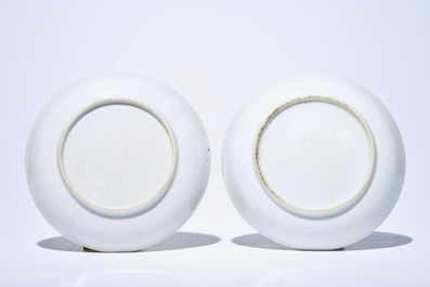 Une paire de coupes en porcelaine de Chine grisaille et dor&eacute; aux d&eacute;cors &eacute;rotiques, Qianlong
