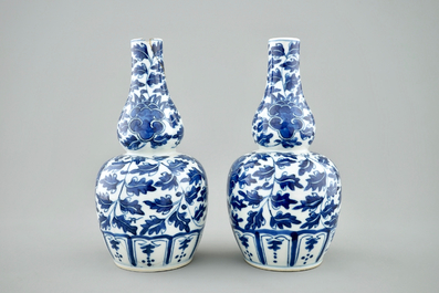 Une paire de vase en porcelaine de Chine bleu et blanc aux rinceaux de lotus, marque Xuande, 19&egrave;me