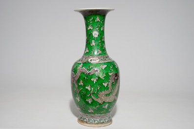 Un vase aux dragons, un vase rouleau et une figure en porcelaine de Chine famille verte, 19&egrave;me