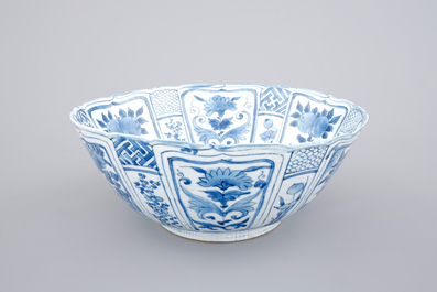 A Chinese blue and white kraak porcelain bowl with a bird among flowers, Ming, Wanli