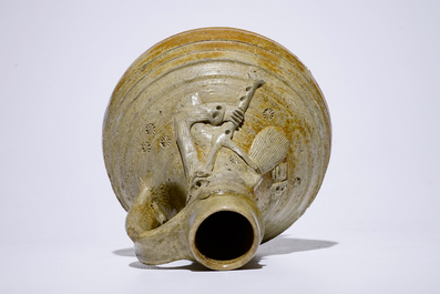 Een steengoed puntneuskruik met doedelzakspeler, Aken of Raeren, 15/16e eeuw