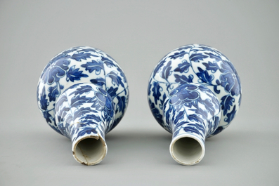 Une paire de vase en porcelaine de Chine bleu et blanc aux rinceaux de lotus, marque Xuande, 19&egrave;me