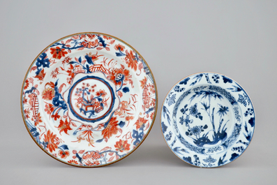 Une bo&icirc;te &agrave; th&eacute; et un saladier en porcelaine de Chine de style Imari et une assiette en bleu et blanc, Qianlong
