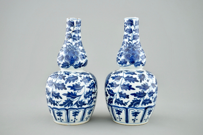 Une paire de vase en porcelaine de Chine bleu et blanc aux rinceaux de lotus, marque Xuande, 19&egrave;me