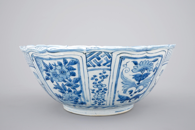 Een Chinese blauw-witte kraak porseleinen kom met een vogel tussen bloesems, Ming, Wanli