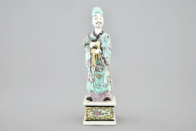 Un vase aux dragons, un vase rouleau et une figure en porcelaine de Chine famille verte, 19&egrave;me
