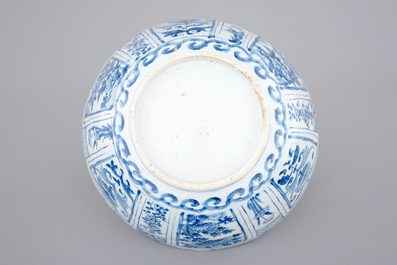 Een Chinese blauw-witte kraak porseleinen kom met een vogel tussen bloesems, Ming, Wanli