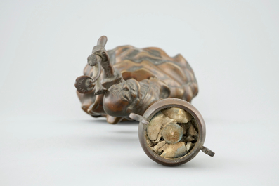 Un koro sur piedouche en bronze et un br&ucirc;le-parfum figuratif, Japon, Meiji/Taisho, 19/20&egrave;me