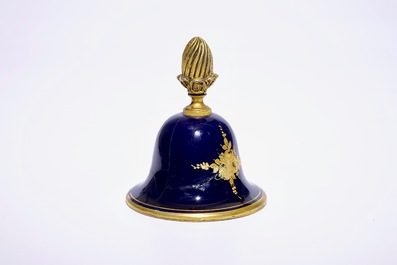 Une paire de vases couverts en porcelaine de style S&egrave;vres mont&eacute;s en bronze ormolu, 20&egrave;me