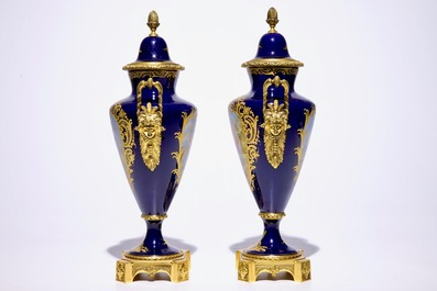 Une paire de vases couverts en porcelaine de style S&egrave;vres mont&eacute;s en bronze ormolu, 20&egrave;me
